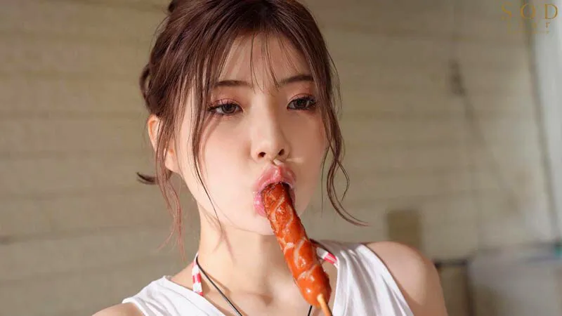 欲求不満JD・神木麗が水着姿でマッチョ誘惑！